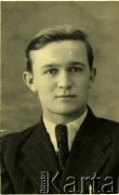 Lata 50., brak miejsca.
Portret Wiktora Mostka.
Fot. NN, zbiory Archiwum Historii Mówionej Ośrodka KARTA i Domu Spotkań z Historią, udostępnił Wiktor Mostek w ramach projektu 
