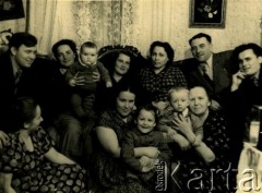 Lata 50., brak miejsca.
Wiktor Mostek (1. z lewej) z rodziną.
Fot. NN, zbiory Archiwum Historii Mówionej Ośrodka KARTA i Domu Spotkań z Historią, udostępnił Wiktor Mostek w ramach projektu 