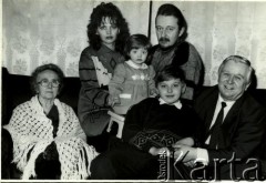 I poł. lat 90., Pińsk, Białoruś.
Wiktor Mostek (1. z prawej) z rodziną.
Fot. NN, zbiory Archiwum Historii Mówionej Ośrodka KARTA i Domu Spotkań z Historią, udostępnił Wiktor Mostek w ramach projektu 