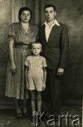 23.08.1953, Czerniowce, Ukraińska SRR, ZSRR.
Leopold Kałakajło z żoną i synem. Fotografia z rodzinnego archiwum Leopolda Kałakajło.
Fot. NN, zbiory Archiwum Historii Mówionej Ośrodka KARTA i Domu Spotkań z Historią, udostępnił Leopold Kałakajło w ramach projektu 