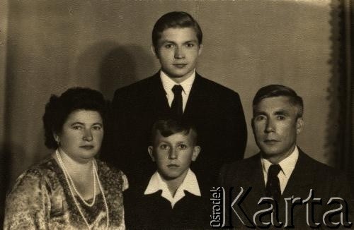Lata 60., Czerniowce, Ukraińska SRR, ZSRR.
Leopold Kałakajło z żoną i synami, Edwardem i Kornelem. Fotografia z archiwum rodzinnego Leopolda Kałakajło.
Fot. NN, zbiory Archiwum Historii Mówionej Ośrodka KARTA i Domu Spotkań z Historią, udostępnił Leopold Kałakajło w ramach projektu 