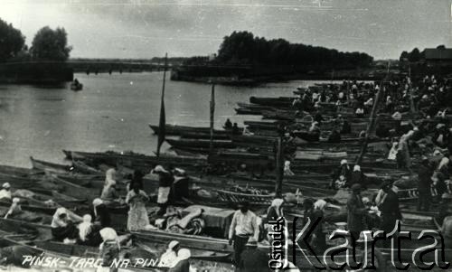 1920-1939, Pińsk, woj. poleskie, Polska.
Targ nad Piną. Kolekcja Zenona Smołko.
Fot. NN, zbiory Archiwum Historii Mówionej Ośrodka KARTA i Domu Spotkań z Historią, udostępniła Albina Smołko w ramach projektu 