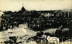 1920-1939, Pińsk, woj. poleskie, Polska.
Targowisku na Rynku. Kolekcja Zenona Smołko.
Fot. NN, zbiory Archiwum Historii Mówionej Ośrodka KARTA i Domu Spotkań z Historią, udostępniła Albina Smołko w ramach projektu 