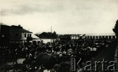 1920-1939, Pińsk, woj. poleskie, Polska.
Targowisku na Rynku. Kolekcja Zenona Smołko.
Fot. NN, zbiory Archiwum Historii Mówionej Ośrodka KARTA i Domu Spotkań z Historią, udostępniła Albina Smołko w ramach projektu 