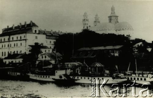 1920-1939, Pińsk, woj. poleskie, Polska.
Widok od strony Piny. W tle kolegium i kościół oo. Jezuitów. Kolekcja Zenona Smołko.
Fot. NN, zbiory Archiwum Historii Mówionej Ośrodka KARTA i Domu Spotkań z Historią, udostępniła Albina Smołko w ramach projektu 