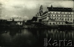 1920-1939, Pińsk, woj. poleskie, Polska.
Widok od strony Piny. W tle kolegium i kościół oo. Jezuitów. Kolekcja Zenona Smołko.
Fot. NN, zbiory Archiwum Historii Mówionej Ośrodka KARTA i Domu Spotkań z Historią, udostępniła Albina Smołko w ramach projektu 