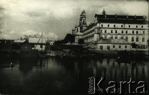 1920-1939, Pińsk, woj. poleskie, Polska.
Widok od strony Piny. W tle kolegium i kościół oo. Jezuitów. Kolekcja Zenona Smołko.
Fot. NN, zbiory Archiwum Historii Mówionej Ośrodka KARTA i Domu Spotkań z Historią, udostępniła Albina Smołko w ramach projektu 