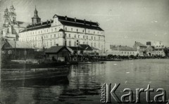 1920-1939, Pińsk, woj. poleskie, Polska.
Widok od strony Piny. W tle klasztor i kościół Jezuitów. Kolekcja Zenona Smołko.
Fot. NN, zbiory Archiwum Historii Mówionej Ośrodka KARTA i Domu Spotkań z Historią, udostępniła Albina Smołko w ramach projektu 