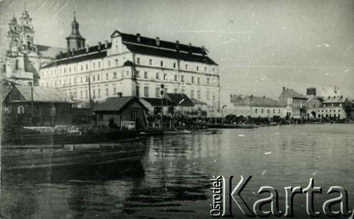 1920-1939, Pińsk, woj. poleskie, Polska.
Widok od strony Piny. W tle klasztor i kościół Jezuitów. Kolekcja Zenona Smołko.
Fot. NN, zbiory Archiwum Historii Mówionej Ośrodka KARTA i Domu Spotkań z Historią, udostępniła Albina Smołko w ramach projektu 