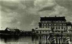 1920-1939, Pińsk, woj. poleskie, Polska.
Widok od strony Piny. W tle kolegium i kościół Jezuitów. Kolekcja Zenona Smołko.
Fot. NN, zbiory Archiwum Historii Mówionej Ośrodka KARTA i Domu Spotkań z Historią, udostępniła Albina Smołko w ramach projektu 