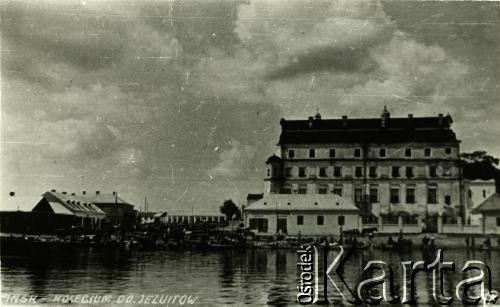 1920-1939, Pińsk, woj. poleskie, Polska.
Widok od strony Piny. W tle kolegium i kościół Jezuitów. Kolekcja Zenona Smołko.
Fot. NN, zbiory Archiwum Historii Mówionej Ośrodka KARTA i Domu Spotkań z Historią, udostępniła Albina Smołko w ramach projektu 