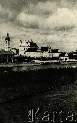Przed 1939, Pińsk, woj. poleskie, Polska.
Fragment miasta z widocznym w tle kościołem katedralnym.
Fot. NN, zbiory Archiwum Historii Mówionej Ośrodka KARTA i Domu Spotkań z Historią, udostępniła Albina Smołko w ramach projektu 