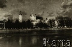 Przed 1939, Pińsk, woj. poleskie, Polska.
Fragment miasta z widocznym w tle kościołem katedralnym.
Fot. NN, zbiory Archiwum Historii Mówionej Ośrodka KARTA i Domu Spotkań z Historią, udostępniła Albina Smołko w ramach projektu 