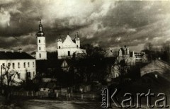 Przed 1939, Pińsk, woj. poleskie, Polska.
Fragment miasta z widocznym w tle kościołem katedralnym.
Fot. NN, zbiory Archiwum Historii Mówionej Ośrodka KARTA i Domu Spotkań z Historią, udostępniła Albina Smołko w ramach projektu 