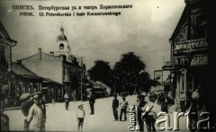 1916, Pińsk, zabór rosyjski.
Ulica Petersburska i teatr Korzeniowskiego.
Fot. NN, zbiory Archiwum Historii Mówionej Ośrodka KARTA i Domu Spotkań z Historią, udostępniła Albina Smołko w ramach projektu 