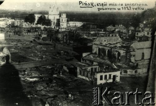 Ok. 1921, Pińsk, woj. poleskie, Polska.
Część miasta zniszczona pożarem.
Fot. NN, zbiory Archiwum Historii Mówionej Ośrodka KARTA i Domu Spotkań z Historią, udostępniła Albina Smołko w ramach projektu 