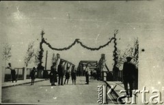 1932, Pińsk, woj. poleskie, Polska.
Uroczyste otwarcie mostu na Pinie.
Fot. NN, zbiory Archiwum Historii Mówionej Ośrodka KARTA i Domu Spotkań z Historią, udostępniła Albina Smołko w ramach projektu 