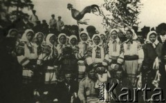 1920-1939, Pińsk, woj. poleskie, Polska.
Poleszucy w tradycyjnych strojach.
Fot. NN, zbiory Archiwum Historii Mówionej Ośrodka KARTA i Domu Spotkań z Historią, udostępniła Albina Smołko w ramach projektu 