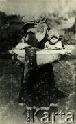 1920-1939, Polesie, Polska.
Kobieta z dziećmi.
Fot. NN, zbiory Archiwum Historii Mówionej Ośrodka KARTA i Domu Spotkań z Historią, udostępniła Albina Smołko w ramach projektu 