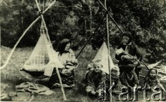 1920-1939, Pińsk, Polska.
Kobiety z dziećmi.
Fot. NN, zbiory Archiwum Historii Mówionej Ośrodka KARTA i Domu Spotkań z Historią, udostępniła Albina Smołko w ramach projektu 