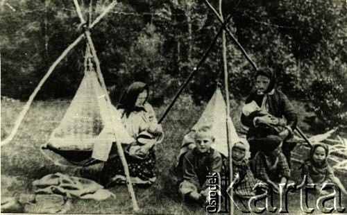 1920-1939, Pińsk, Polska.
Kobiety z dziećmi.
Fot. NN, zbiory Archiwum Historii Mówionej Ośrodka KARTA i Domu Spotkań z Historią, udostępniła Albina Smołko w ramach projektu 