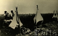 1920-1939, Polesie, Polska.
Kobiety z dziećmi podczas pracy na roli.
Fot. NN, zbiory Archiwum Historii Mówionej Ośrodka KARTA i Domu Spotkań z Historią, udostępniła Albina Smołko w ramach projektu 