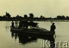 1920-1939, Pińsk, Polesie, Polska.
Przeprawa przez Pinę.
Fot. NN, zbiory Archiwum Historii Mówionej Ośrodka KARTA i Domu Spotkań z Historią, udostępniła Albina Smołko w ramach projektu 