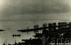 1920-1939, Pińsk, woj. poleskie, Polska.
Wiosenne rozlewisko Piny.
Fot. NN, zbiory Archiwum Historii Mówionej Ośrodka KARTA i Domu Spotkań z Historią, udostępniła Albina Smołko w ramach projektu 