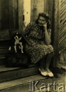 Lata 40., Pińsk (w latach 1941-1944 pod okupacją niemiecką, od 1945 w Białoruskiej SRR, ZSRR).
Albina Smołko na ganku swojego domu.
Fot. NN, zbiory Archiwum Historii Mówionej Ośrodka KARTA i Domu Spotkań z Historią, udostępniła Albina Smołko w ramach projektu 