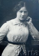 Lata 20., Grodno, woj. białostockie, Polska.
Helena Szymańska z d. Lejnsztern, matka Barbary Szymańskiej.
Fot. NN, zbiory Archiwum Historii Mówionej Ośrodka KARTA i Domu Spotkań z Historią, udostępniła Barbara Szymańska w ramach projektu 