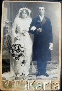 Lata 20., Grodno, woj. białostockie, Polska.
Ślubne zdjęcie Heleny i Mikołaja Szymańskich, rodziców Barbary Szymańskiej. Fotografia wykonana w atelier fotograficznym Lejba Gelgora.
Fot. NN, zbiory Archiwum Historii Mówionej Ośrodka KARTA i Domu Spotkań z Historią, udostępniła Barbara Szymańska w ramach projektu 