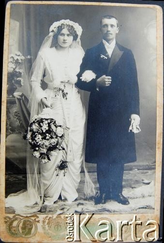 Lata 20., Grodno, woj. białostockie, Polska.
Ślubne zdjęcie Heleny i Mikołaja Szymańskich, rodziców Barbary Szymańskiej. Fotografia wykonana w atelier fotograficznym Lejba Gelgora.
Fot. NN, zbiory Archiwum Historii Mówionej Ośrodka KARTA i Domu Spotkań z Historią, udostępniła Barbara Szymańska w ramach projektu 