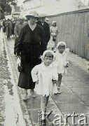 Lata 30., Pińsk, Polska.
Barbara i Urszula Szymańskie na spacerze z matką, Heleną Szymańską.
Fot. NN, zbiory Archiwum Historii Mówionej Ośrodka KARTA i Domu Spotkań z Historią, udostępniła Barbara Szymańska w ramach projektu 