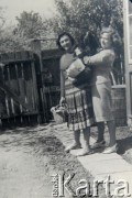 Lata 50., Pińsk, Białoruska SRR, ZSRR.
Barbara Szymańska (z prawej) z koleżanką przed domem.
Fot. NN, zbiory Archiwum Historii Mówionej Ośrodka KARTA i Domu Spotkań z Historią, udostępniła Barbara Szymańska w ramach projektu 