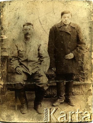 Przed 1930, Kamieniec Podolski, Ukraińska SRR, ZSRR.
Portret dwóch mężczyzn. Joachim Wróblewski (1. z lewej), ojciec Rafaeli Wróblewskiej.
Fot. NN, zbiory Archiwum Historii Mówionej Ośrodka KARTA i Domu Spotkań z Historią, udostępniła Rafaela Wróblewska w ramach projektu 