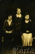 1939, Kazachska SRR, ZSRR.
Rafaela Wróblewska (1. z lewej) z koleżankami, Anną i Niną.
Fot. NN, zbiory Archiwum Historii Mówionej Ośrodka KARTA i Domu Spotkań z Historią, udostępniła Rafaela Wróblewska w ramach projektu 