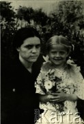 Po 1936, Kołybajiwka k/Kamieńca Podolskiego, Ukraińska SRR, ZSRR.
Rafaela Wróblewska (1. z lewej) z siostrzenicą.
Fot. NN, zbiory Archiwum Historii Mówionej Ośrodka KARTA i Domu Spotkań z Historią, udostępniła Rafaela Wróblewska w ramach projektu 