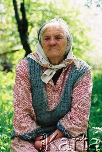 17.05.2008, Kołobojułka k. Kamieńca Podolskiego, Ukraina.
Rafaela Wróblewska w swoim domu i ogrodzie przydomowym.
Fot. Dominik Czapigo, fotografia wykonana w ramach realizacji projektu 