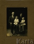 1930, brak miejsca.
Jan Sokoluk, kuzyn Stefana Wiśniewskiego, z rodziną.
Fot. NN, zbiory Archiwum Historii Mówionej Ośrodka KARTA i Domu Spotkań z Historią, udostępniła Halina Wiśniewska w ramach projektu 