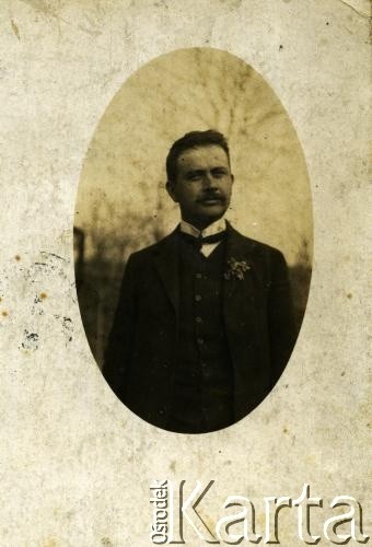 Lata 20., brak miejsca.
Portret Stefana Wiśniewskiego, ojca Haliny Wiśniewskiej.
Fot. NN, zbiory Archiwum Historii Mówionej Ośrodka KARTA i Domu Spotkań z Historią, udostępniła Halina Wiśniewska w ramach projektu 
