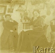 Ok. 1900, Kamieniec Podolski, zabór rosyjski.
Helena Podgórska (z lewej), przyjaciółka Kazimiery Wiśniewskiej z domu Hillich.
Fot. NN, zbiory Archiwum Historii Mówionej Ośrodka KARTA i Domu Spotkań z Historią, udostępniła Halina Wiśniewska w ramach projektu 