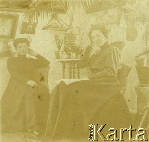 Ok. 1900, Kamieniec Podolski, zabór rosyjski.
Helena Podgórska (z lewej), przyjaciółka Kazimiery Wiśniewskiej z domu Hillich.
Fot. NN, zbiory Archiwum Historii Mówionej Ośrodka KARTA i Domu Spotkań z Historią, udostępniła Halina Wiśniewska w ramach projektu 