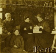 Ok. 1900, brak miejsca.
Helena Podgórska (w środku), przyjaciółka Kazimiery Wiśniewskiej z domu Hillich.
Fot. NN, zbiory Archiwum Historii Mówionej Ośrodka KARTA i Domu Spotkań z Historią, udostępniła Halina Wiśniewska w ramach projektu 