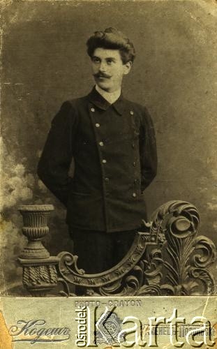 Maj 1907, Kamieniec Podolski, zabór rosyjski.
Portret Stefana Wiśniewskiego, ojca Haliny Wiśniewskiej, gdy uczęszczał do gimnazjum. Zdjęcie wykonane w atelier fotograficznym 