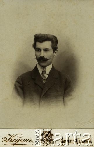 1912, Kamieniec Podolski, zabór rosyjski.
Portret Stefana Wiśniewskiego, ojca Haliny Wiśniewskiej. Zdjęcie wykonane w atelier fotograficznym 