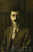 27.12.1926, Dunajowce, Polska.
Portret Stefana Wiśniewskiego, ojca Haliny Wiśniewskiej.
Fot. NN, zbiory Archiwum Historii Mówionej Ośrodka KARTA i Domu Spotkań z Historią, udostępniła Halina Wiśniewska w ramach projektu 