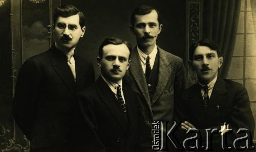 Lata 20., Maków, Podole.
Pracownicy cukrowni Maków. 1. z lewej stoi Stefan Wiśniewski.
Fot. NN, zbiory Archiwum Historii Mówionej Ośrodka KARTA i Domu Spotkań z Historią, udostępniła Halina Wiśniewska w ramach projektu 