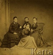 Połowa XIX wieku, Kamieniec Podolski, zabór rosyjski.
Fotografia rodziny Hillichów. 1. z prawej siedzi Maria Hillich, babcia Haliny Wiśniewskiej. Zdjęcie wykonane w atelier fotograficznym 