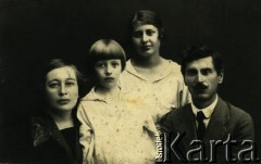 Ok. 1930, brak miejsca.
Kazimiera i Stefan Wiśniewscy z siostrą Stefana, Genowefą (1908-1984) i z córką Haliną (w środku w pierwszym rzędzie).
Fot. NN, zbiory Archiwum Historii Mówionej Ośrodka KARTA i Domu Spotkań z Historią, udostępniła Halina Wiśniewska w ramach projektu 