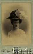 Lata 20., Kamieniec Podolski, Ukraińska SRR.
Bronisława Kukawska z domu Hillich, córka Narcyza i Marii Hillichów, żona Adama Kukawskiego. Zdjęcie wykonane w atelier fotograficznym 